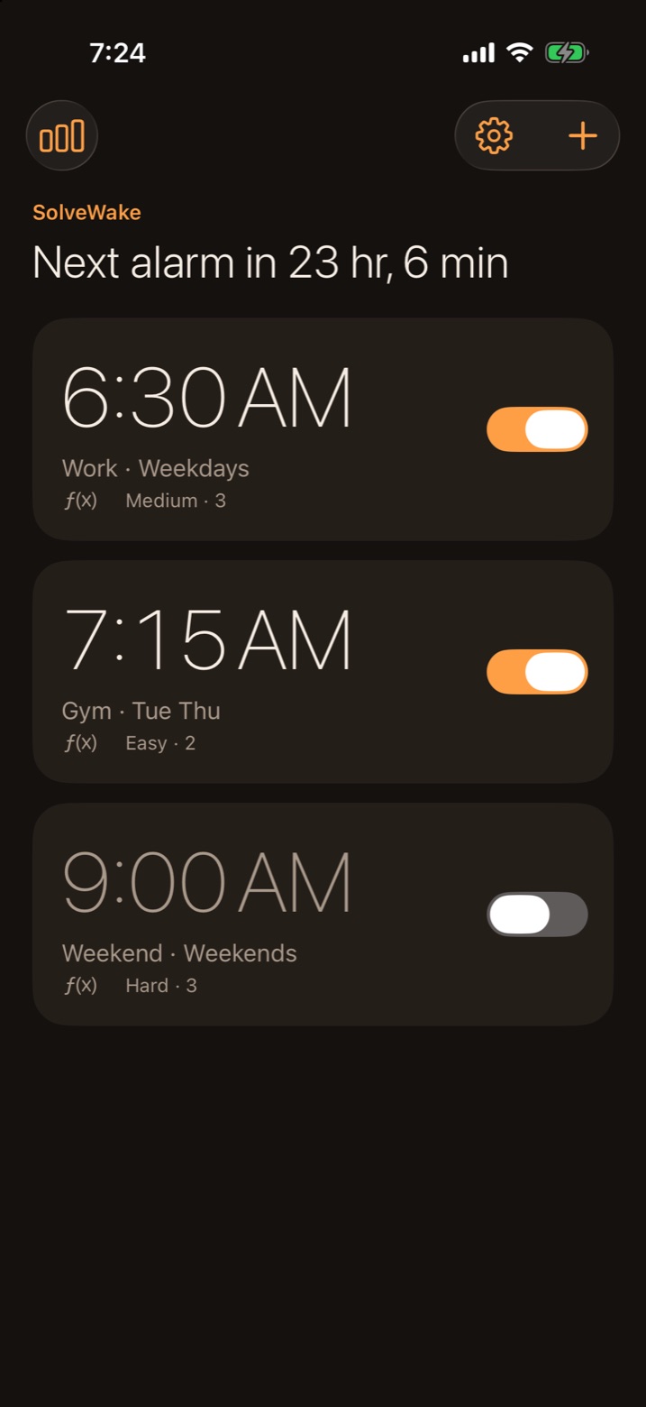 SolveWake's alarm list with alarms at 6:30, 7:15 and 9:00.